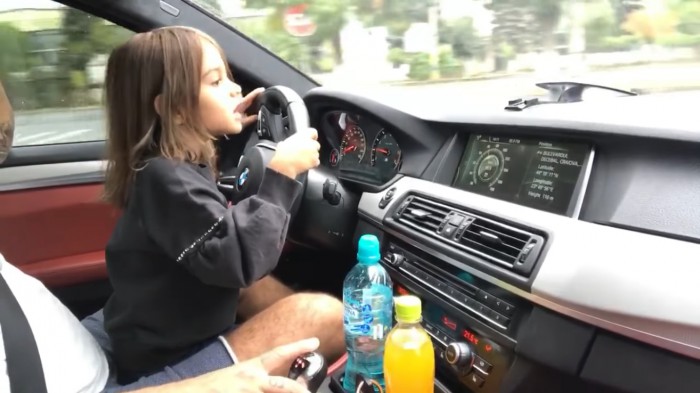 (video) O fetiță din România, filmată cum conduce un BMW M5 cu 700 de CP (video) O fetiță din România, filmată cum conduce un BMW M5 cu 700 de CP