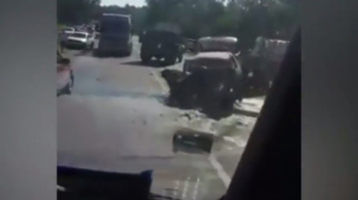 (video) O mașină s-a tamponat violent cu un autocamion cu ciment la Chetrosu: Trei persoane, spitalizate (video) O mașină s-a tamponat violent cu un autocamion cu ciment la Chetrosu: Trei persoane, spitalizate