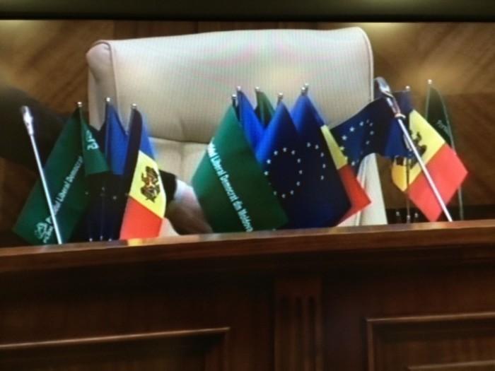(video) PCRM, deranjat de decorul PLDM din Parlament. Petrenco: Prea mult verde! (video) PCRM, deranjat de decorul PLDM din Parlament. Petrenco: Prea mult verde!