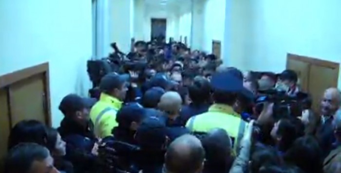 (video) Primăria Chișinău, luată „sub asediu” de protestatari (video) Primăria Chișinău, luată „sub asediu” de protestatari