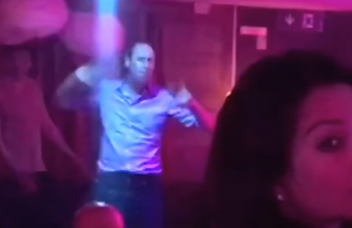 (video) Prințul William surprins în timp ce dansa energic într-un club de noapte. A mers în vacanță fără Kate (video) Prințul William surprins în timp ce dansa energic într-un club de noapte. A mers în vacanță fără Kate