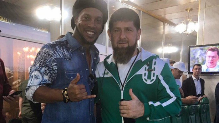 (video) Ronaldinho a fost invitat în Cecenia de către Ramzan Kadyrov. Brazilianul a fost un oaspete de lux la partida dintre Akhmat și Amkar (video) Ronaldinho a fost invitat în Cecenia de către Ramzan Kadyrov. Brazilianul a fost un oaspete de lux la partida dintre Akhmat și Amkar