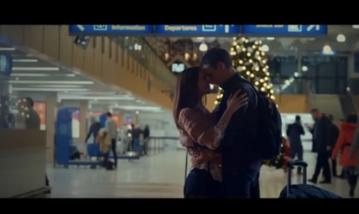 (video) Spot publicitar emoționant de la Aeroportul Chișinău: Cea mai frumoasă călătorie se termină în braţele celor dragi (video) Spot publicitar emoționant de la Aeroportul Chișinău: Cea mai frumoasă călătorie se termină în braţele celor dragi