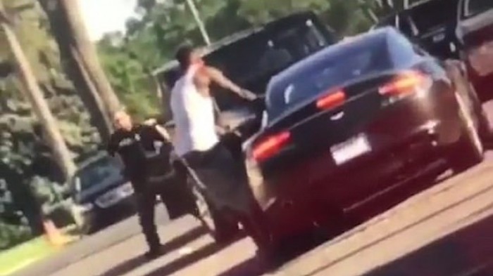 (video) SUA: Poliţia a confundat filmările unui videoclip cu furtul real al unei maşini şi a început să tragă (video) SUA: Poliţia a confundat filmările unui videoclip cu furtul real al unei maşini şi a început să tragă