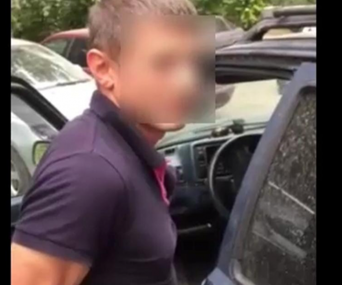 (video) Un bărbat a fost reținut pentru că ar fi amenințat cu un cuțit fosta concubină și fiul ei minor (video) Un bărbat a fost reținut pentru că ar fi amenințat cu un cuțit fosta concubină și fiul ei minor