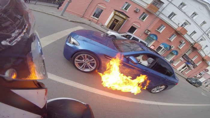(video) Un BMW M5 F10 s-a aprins brusc pe o stradă din Perm. Vezi cum a reacţionat instant şoferul (video) Un BMW M5 F10 s-a aprins brusc pe o stradă din Perm. Vezi cum a reacţionat instant şoferul