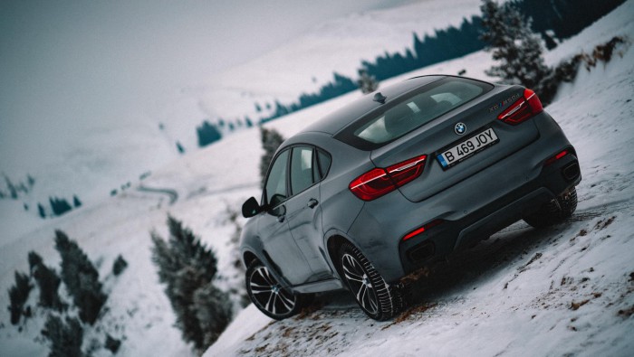 (video) Un cuplu din Moldova a cucerit zăpezile României cu un BMW. Filmuleţul i-a impresionat şi pe oficialii mărcii (video) Un cuplu din Moldova a cucerit zăpezile României cu un BMW. Filmuleţul i-a impresionat şi pe oficialii mărcii