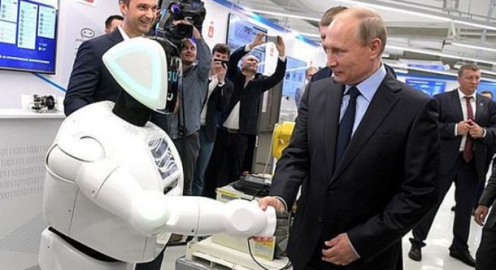 (video) Un robot l-a întrerupt pe Vladimir Putin pentru a-l saluta (video) Un robot l-a întrerupt pe Vladimir Putin pentru a-l saluta