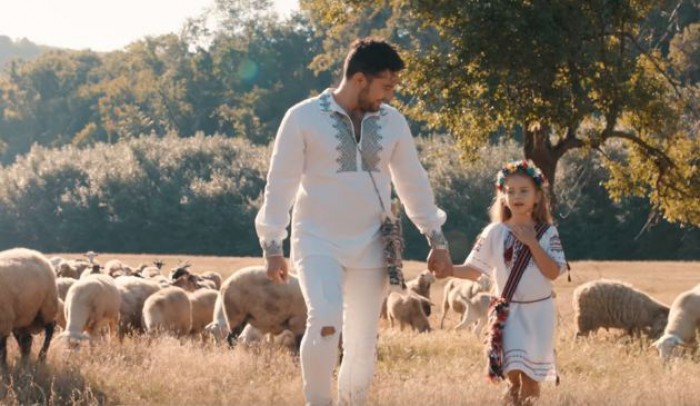(video) Valentin Uzun și fiica sa, într-o producție emoționantă. Cântă despre Moldova, iar videoclipul este filmat în cele mai frumoase locuri (video) Valentin Uzun și fiica sa, într-o producție emoționantă. Cântă despre Moldova, iar videoclipul este filmat în cele mai frumoase locuri