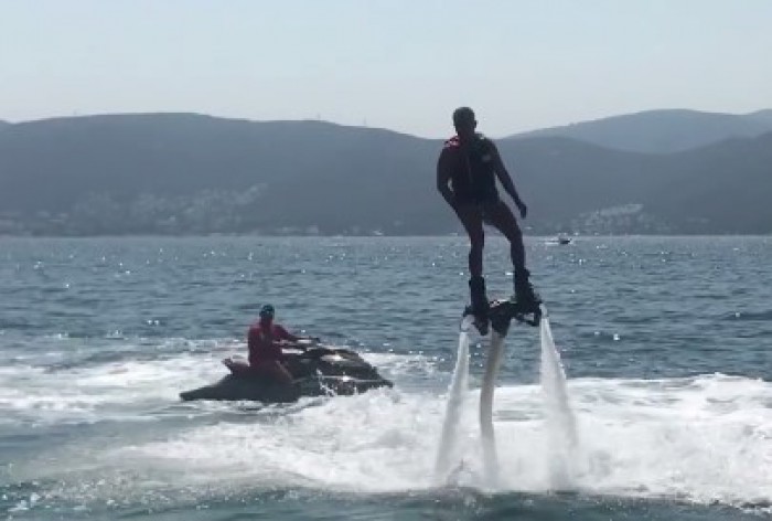 (video) Vladimir Plahotniuc, surprins practicând sportul extrem: Flyboard-ul e mai stabil decât politica (video) Vladimir Plahotniuc, surprins practicând sportul extrem: Flyboard-ul e mai stabil decât politica