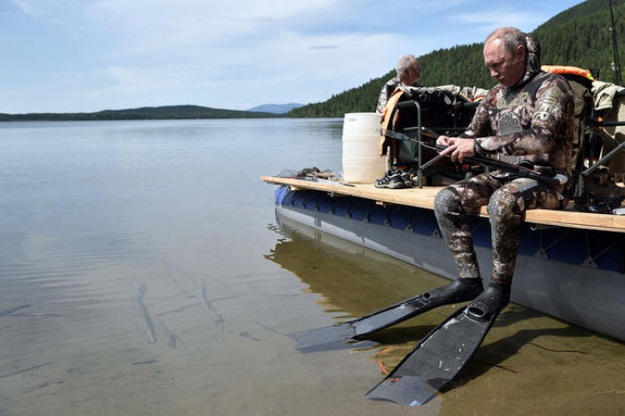 (video) Vladimir Putin a îmbrăcat costumul de scafandru şi s-a avântat în adâncurile unui lac siberian, iar după două ore a prins o știucă (video) Vladimir Putin a îmbrăcat costumul de scafandru şi s-a avântat în adâncurile unui lac siberian, iar după două ore a prins o știucă