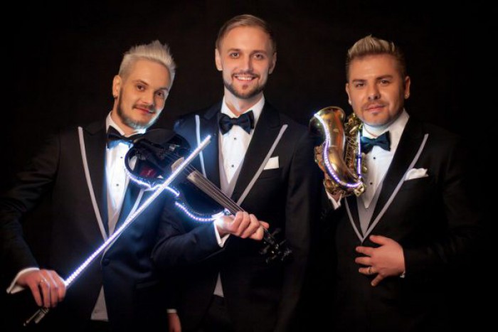 Zece mii de dolari pentru SunStroke Project de la un lider de partid Zece mii de dolari pentru SunStroke Project de la un lider de partid