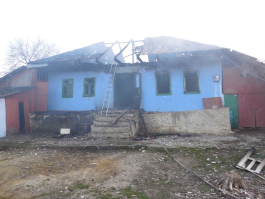 un ba rbat din onee ti e i a incendiat propria casa stra a eni unimedia un ba rbat din onee ti e i a incendiat propria casa