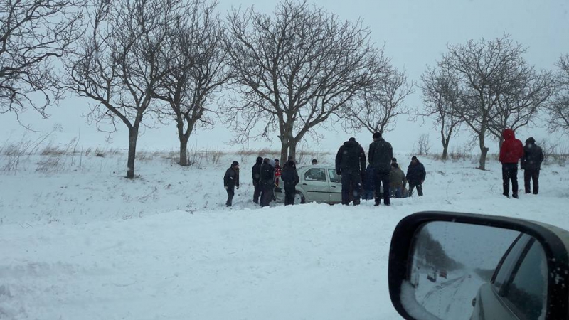 Accident în raionul Sângerei. Un automobil care se deplasa pe carosabil a alunecat în șanț
