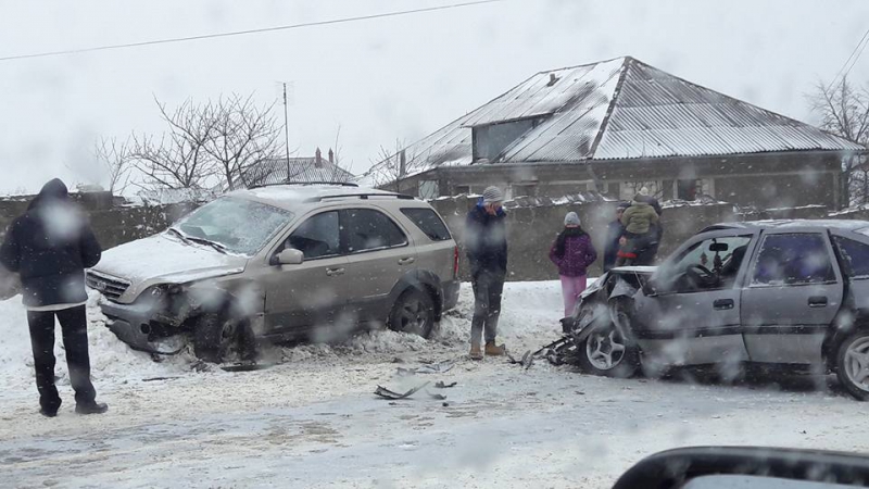 Accident la Peresecina. Două mașini s-au tamponat violent