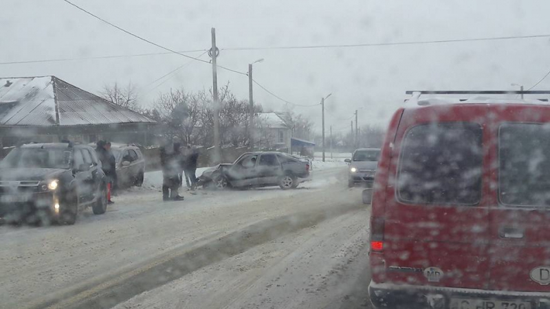 Accident la Peresecina. Două mașini s-au tamponat violent