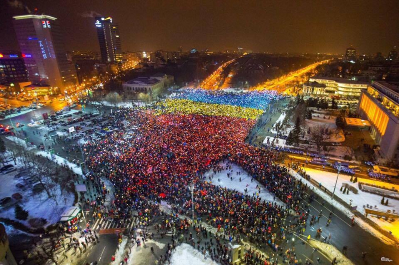 Un steag uman imens a fost format de protestatarii din Piaţa Victoriei în a 13-a zi de proteste