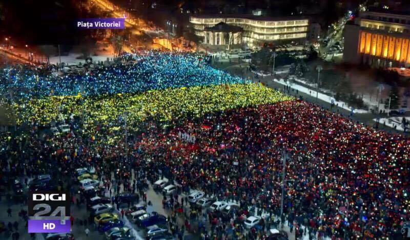 Un steag uman imens a fost format de protestatarii din Piaţa Victoriei în a 13-a zi de proteste