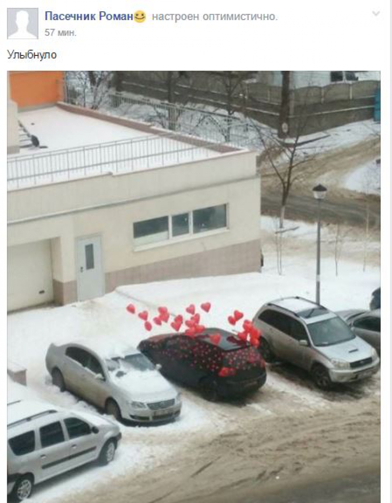 Surpriză de Ziua Îndrăgostiților în parcarea unui bloc