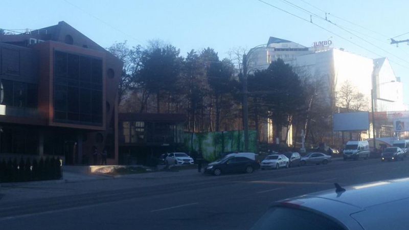 Un local de fițe din capitală împânzit de oamenii legii și câini polițiști. Este așteptat președintele Dodon