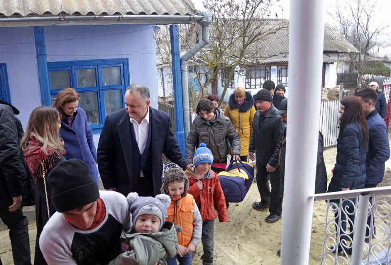 Președintele și prima doamnă au înmânat cheile de la noua locuință unei familii nevoiașe