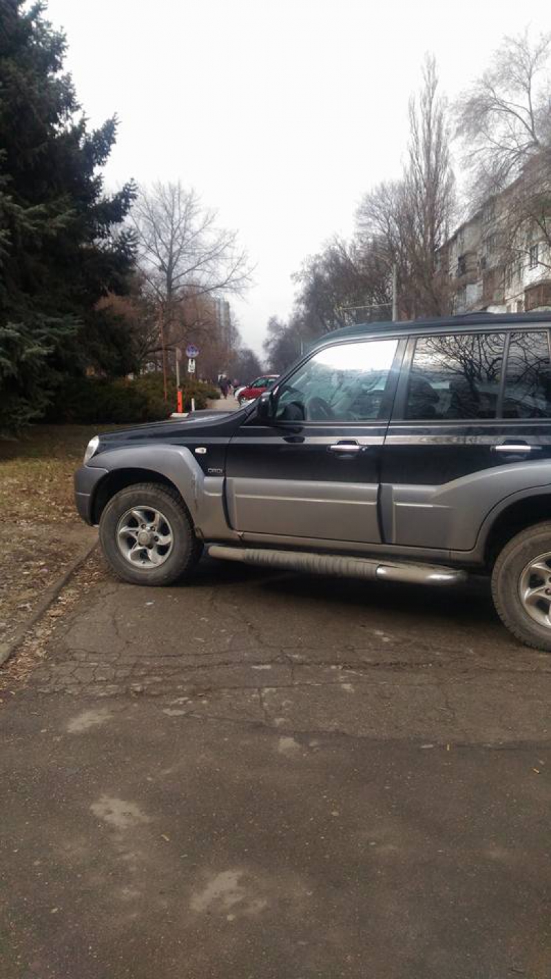 Pietonii își exprimă nemulțumirea. Au vărsat chefir peste parbrizul unui automobil parcat neregulamentar