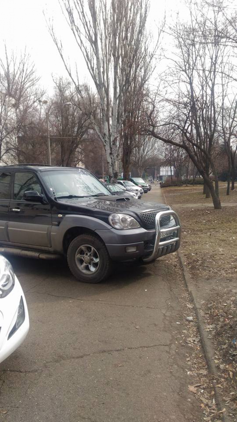 Pietonii își exprimă nemulțumirea. Au vărsat chefir peste parbrizul unui automobil parcat neregulamentar