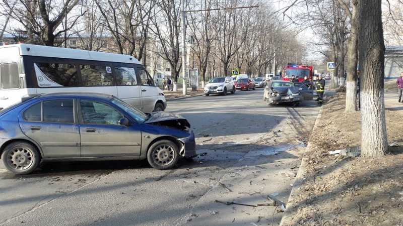 Accident grav în capitală: Două automobile, făcute zob, iar șoferii și pasagerii au fost transportați de urgență la spital