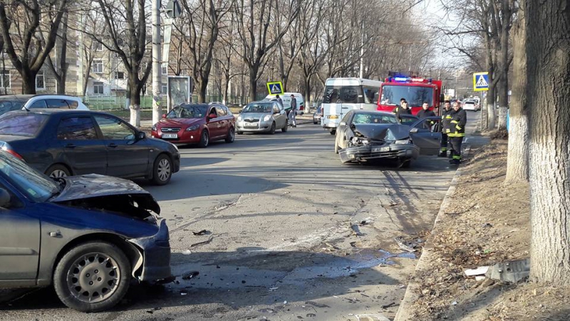Accident grav în capitală: Două automobile, făcute zob, iar șoferii și pasagerii au fost transportați de urgență la spital