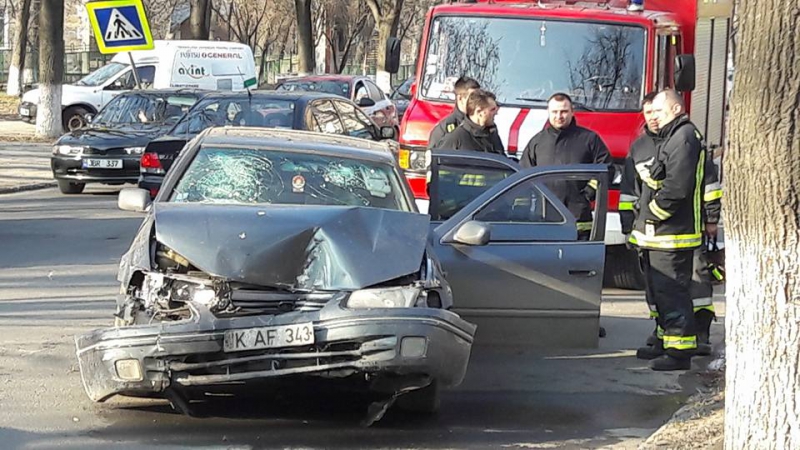 Accident grav în capitală: Două automobile, făcute zob, iar șoferii și pasagerii au fost transportați de urgență la spital