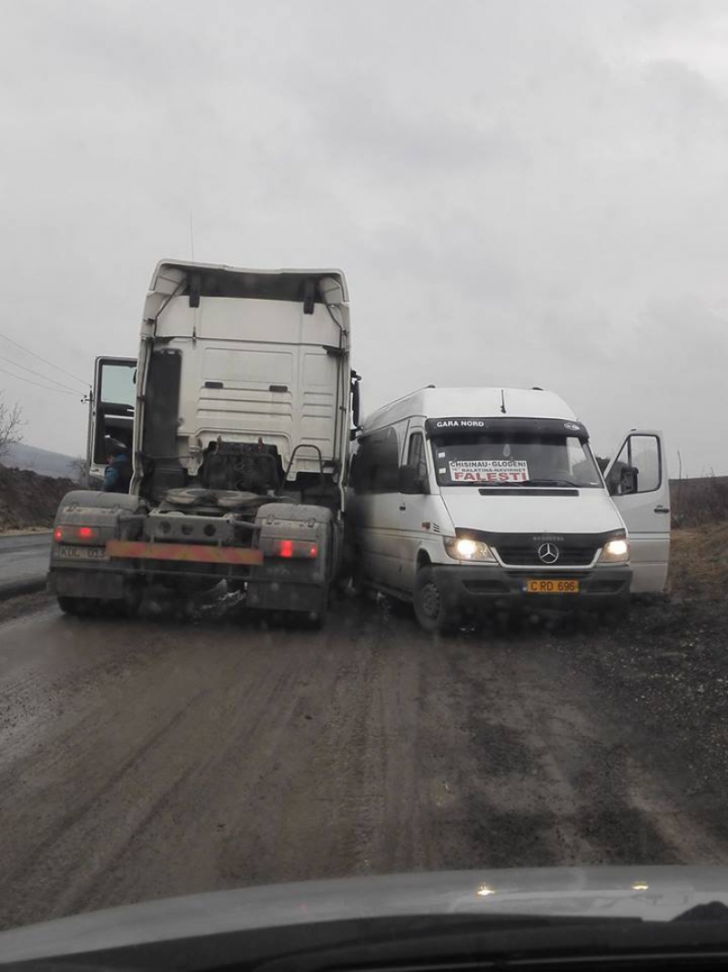 Accident în apropiere de Bahmut, Ungheni. Un microbuz cu pasageri s-a tamponat într-un tir