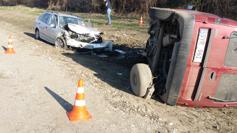 Două mașini s-au ciocnit violent la Cantemir. În urma impactului unul dintre șoferi a fost transportat de urgență la spital