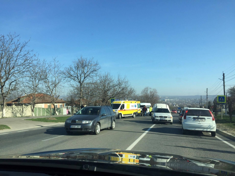 Grav accident la intrare în Orhei. O persoană, lovită de un automobil în timp ce traversa pe trecerea de pietoni
