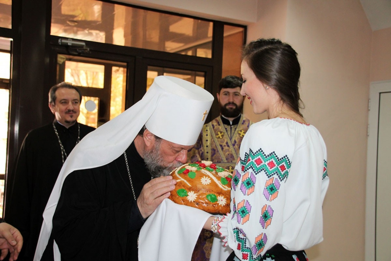 Mitropolitul Vladimir „a pornit” cu sfințitul. Pasca și vinul, gata pentru masa de Paște