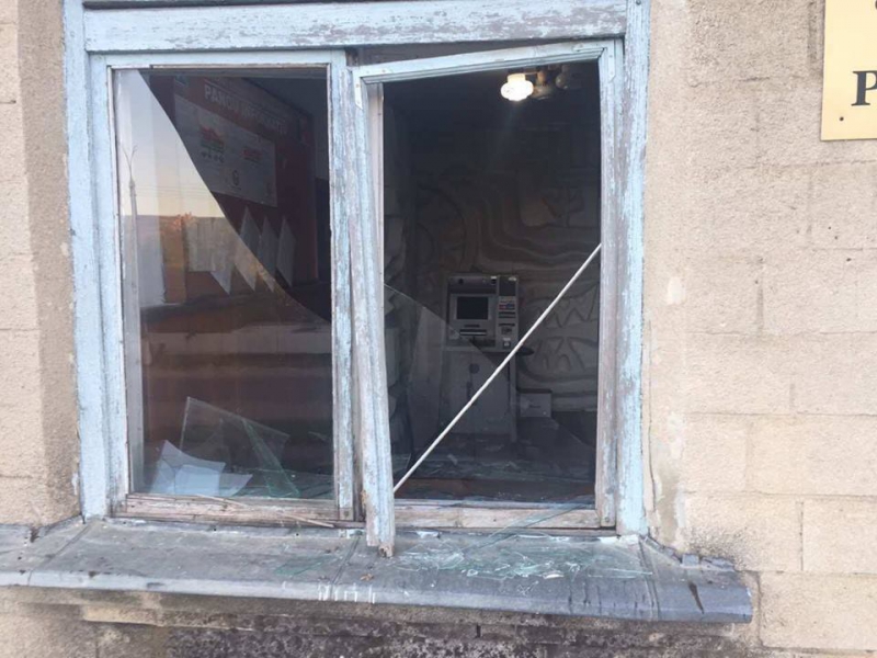 Au lovit paznicul cu o rangă în cap: Cum au încercat 3 indivizi să spargă un bancomat dintr-o primărie din R. Moldova