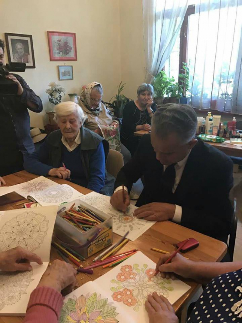 La dans cu Vlad Plahotniuc. Șeful PDM, într-o vizită la Azilul de bătrâni din Străşeni