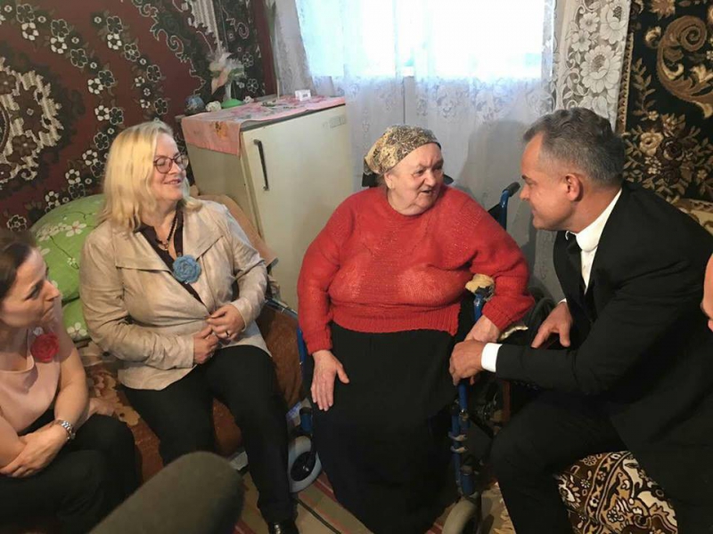 La dans cu Vlad Plahotniuc. Șeful PDM, într-o vizită la Azilul de bătrâni din Străşeni