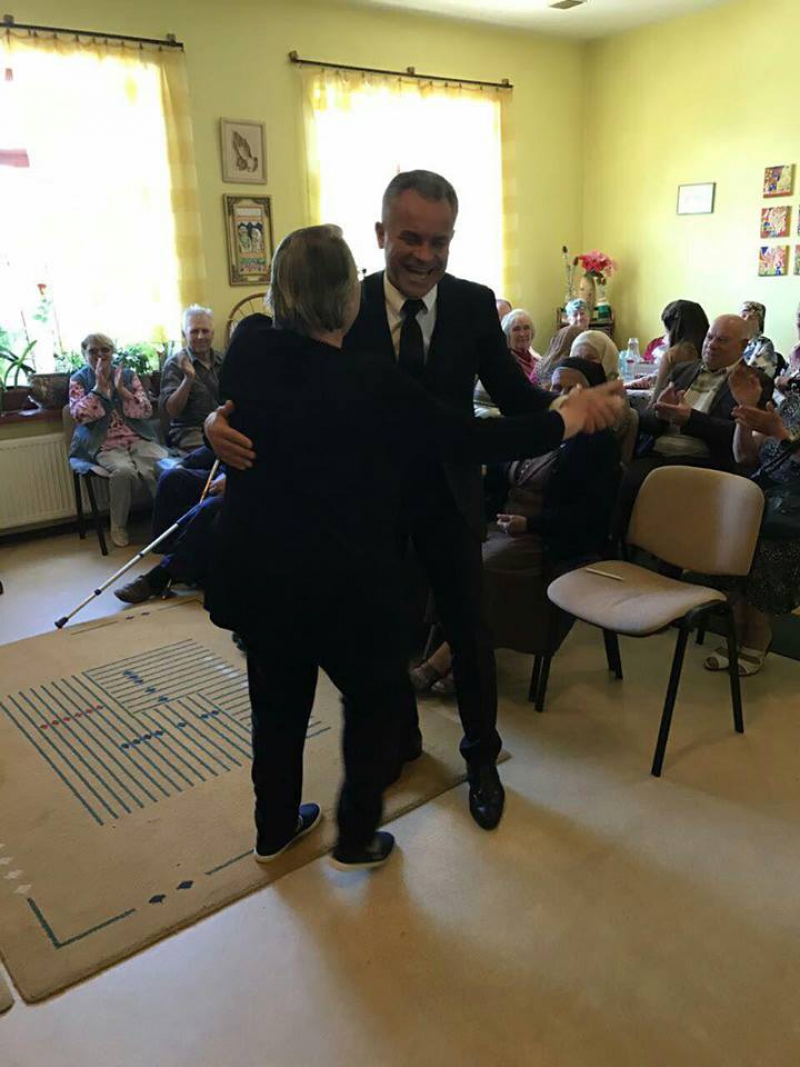 La dans cu Vlad Plahotniuc. Șeful PDM, într-o vizită la Azilul de bătrâni din Străşeni