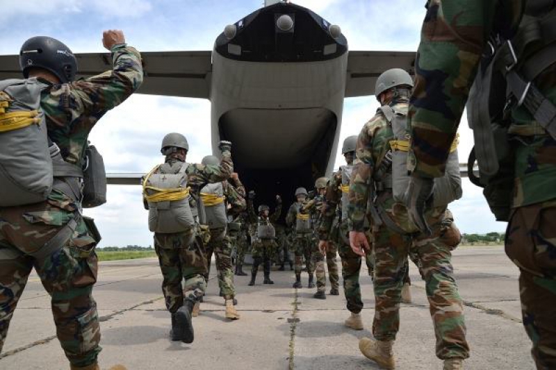Senzații tari la Mărculești: Militarii din trupele cu destinaţie specială au sărit cu parașuta