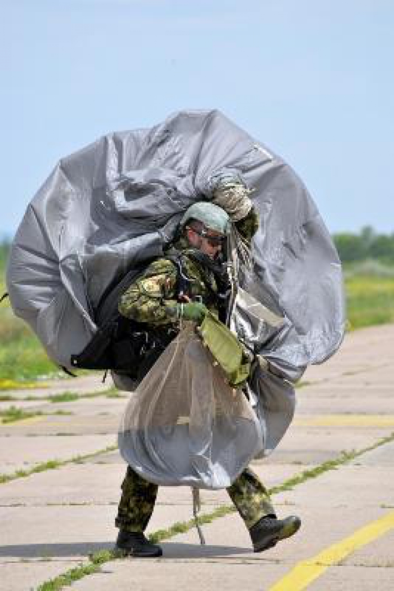 Senzații tari la Mărculești: Militarii din trupele cu destinaţie specială au sărit cu parașuta