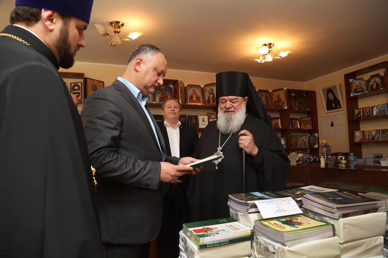 Dodon, baie de preoţi: Zeci de slujitori i-au cântat Mulți Ani Trăiască