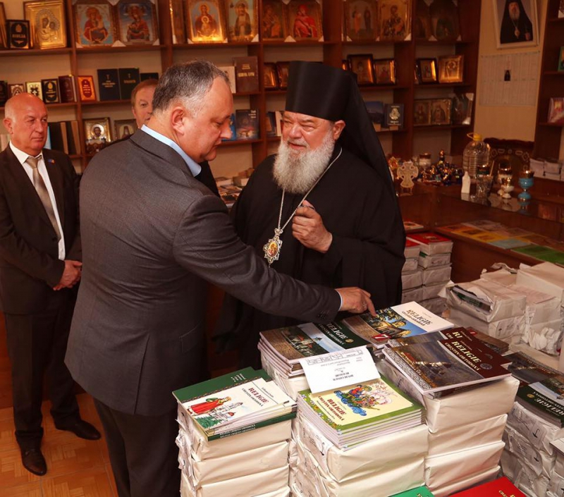 Dodon, baie de preoţi: Zeci de slujitori i-au cântat Mulți Ani Trăiască