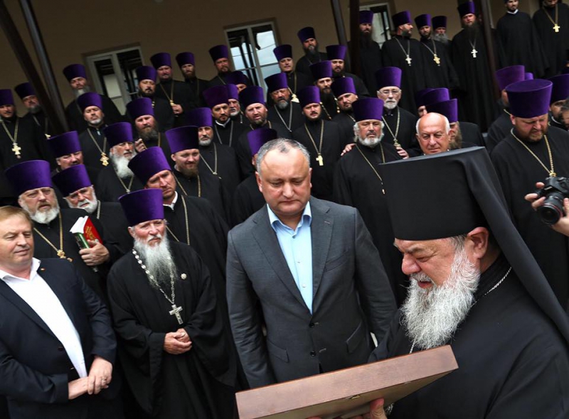 Dodon, baie de preoţi: Zeci de slujitori i-au cântat Mulți Ani Trăiască