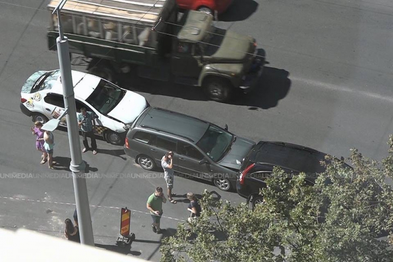 Accident în lanț în centrul Capitalei: Trei mașini, șifonate