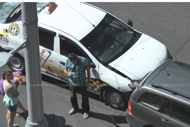 Accident în lanț în centrul Capitalei: Trei mașini, șifonate