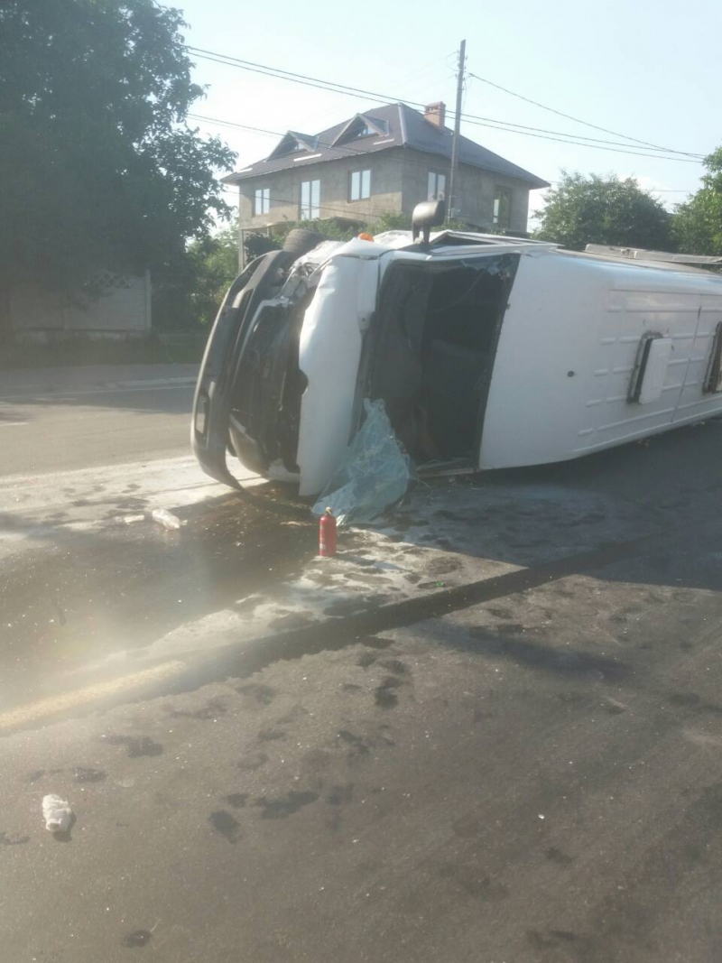 Detalii despre accidentul cu implicarea unui microbuz cu pasageri