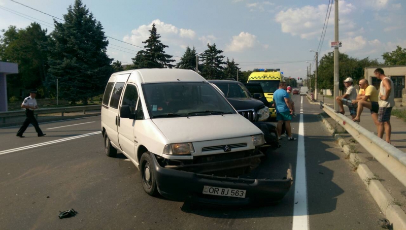Se ţin lanţ. Încă un accident la Peresecina: 3 persoane au avut de suferit