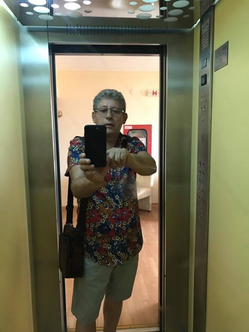 Imaginea zilei. Primul selfie al lui Mihai Ghimpu în oglinda unui ascensor