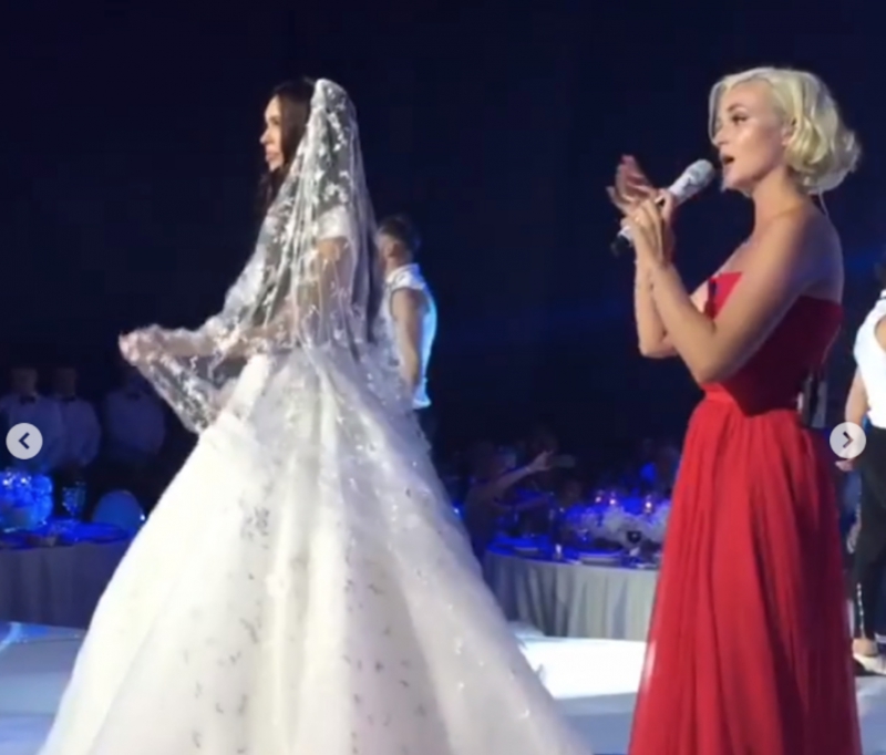 Încă o nuntă opulentă în Rusia, dintre un miliardar și un model: Inel cu diamant de 70 de carate și tort flotant
