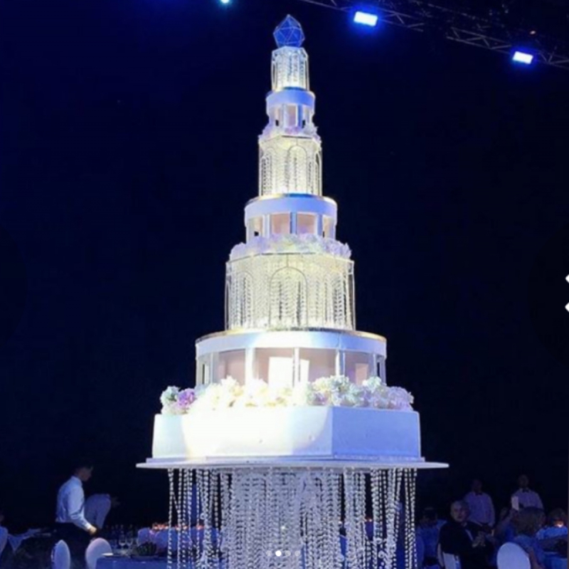 Încă o nuntă opulentă în Rusia, dintre un miliardar și un model: Inel cu diamant de 70 de carate și tort flotant